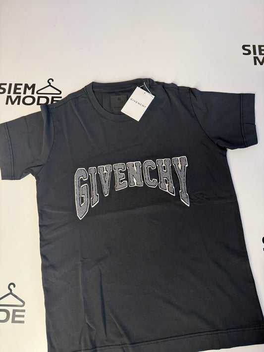 GİVENCHY